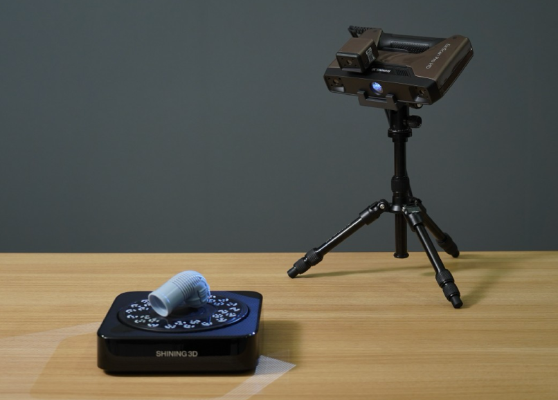 Fixed-scan setup using the EinScan Pro HD on a tripod and turntable to capture a small component.