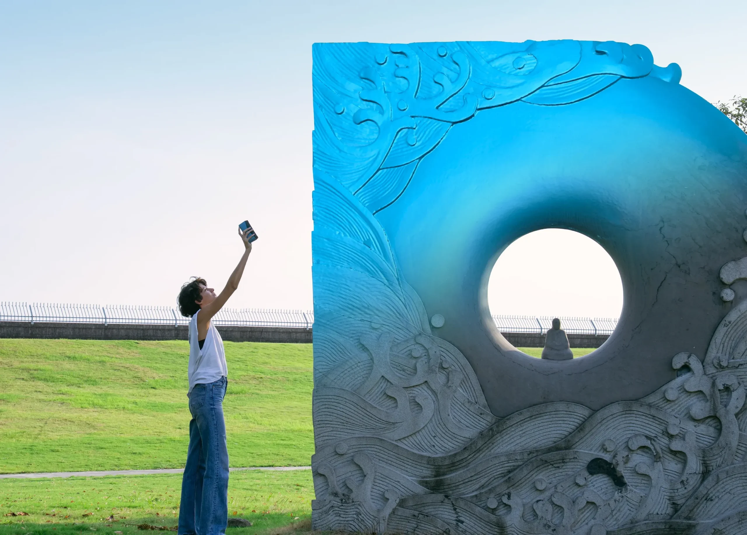 Person using EINSTAR 2 to scan a large outdoor sculpture under bright sunlight, highlighting the scanner’s strong outdoor performance.